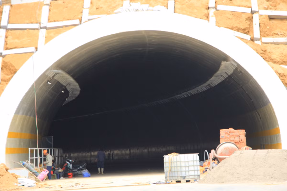 Mặc dù đã khánh thành toàn tuyến nhưng tại hầm xuyên núi nối giữa Hạ Long và Cẩm Phả vẫn có nhiều hạng mục chưa hoàn thiện. Tuyến đường vẫn trong trạng thái thi công, tập kết, bày bừa vật liệu xây dựng. Hiện đường hầm bên trái hướng từ Hạ Long đi Cẩm Phả vẫn dựng rào chắn xe, không cho phương tiện lưu thông.