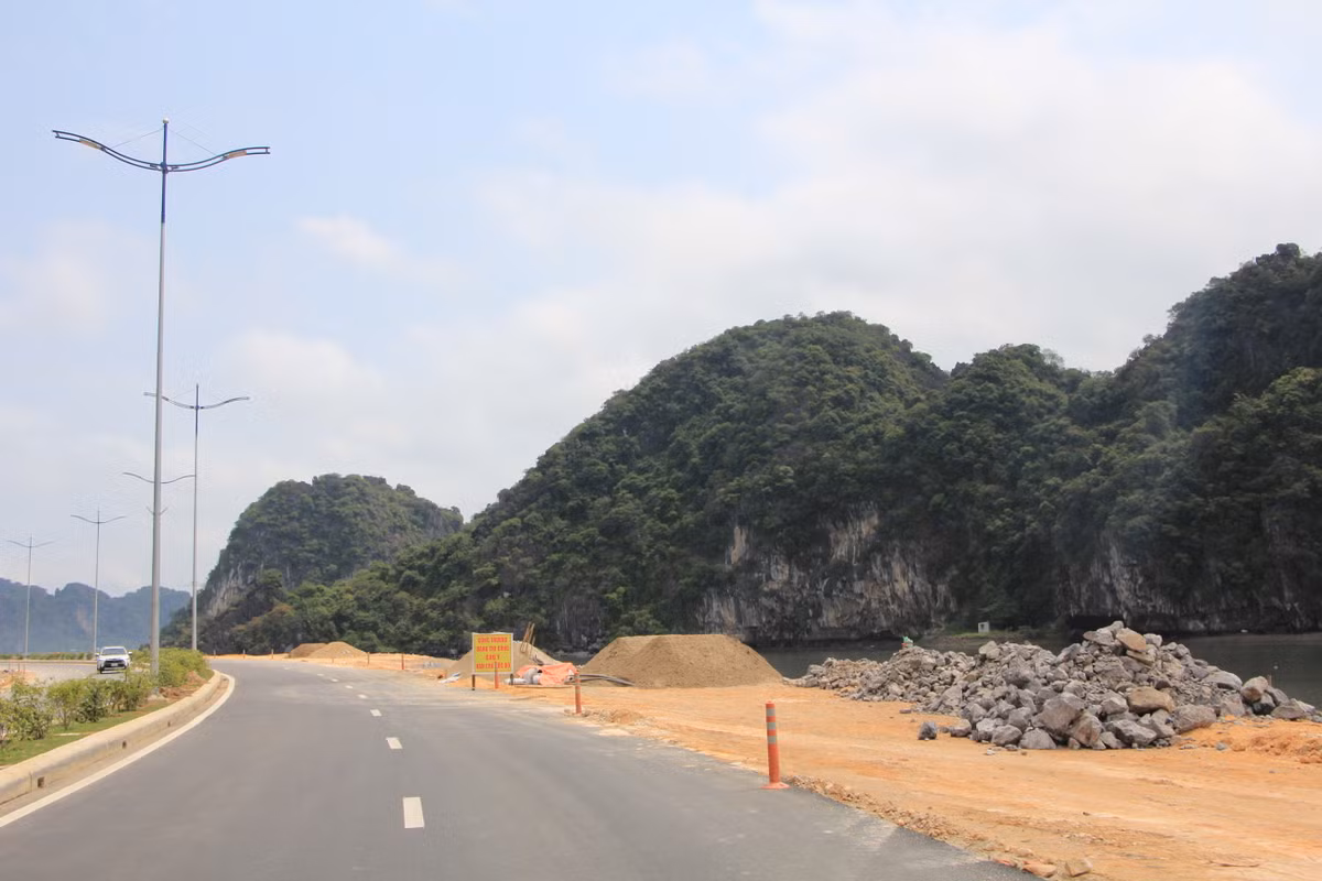 Vật liệu xây dựng vẫn nằm ngổn ngang chờ thi công giai đoạn 2 và không được cảnh bảo cẩn thận.