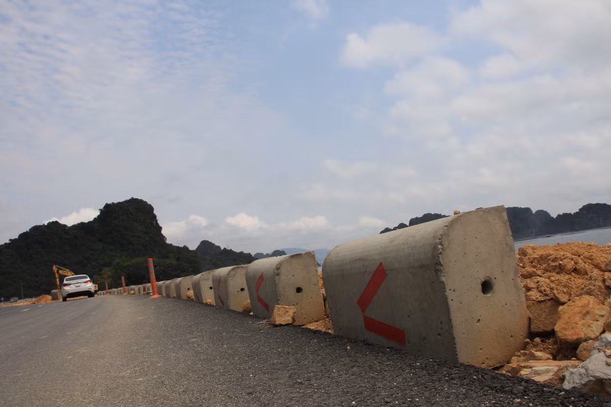 Tại một số vị trí của tuyến đường được đặt tạm dải phân cách cứng không liền càng thể hiện công tác bảo đảm an toàn giao thông trên toàn tuyến nghìn tỷ còn lộm nhộm, sơ sài, không đồng bộ.