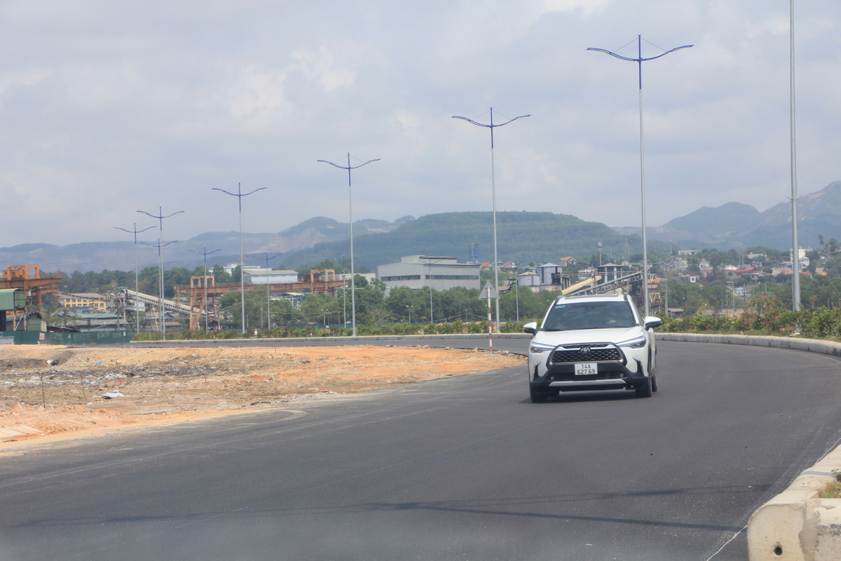 Thậm chí, có những đoạn không có bất kỳ dải phân cách nào và không có hệ thống cảnh báo ATGT.