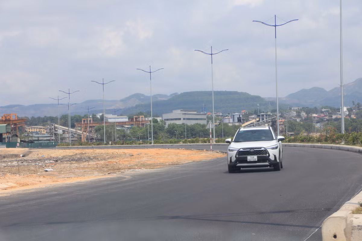 Thậm chí, có những đoạn không có bất kỳ dải phân cách nào và không có hệ thống cảnh báo ATGT.