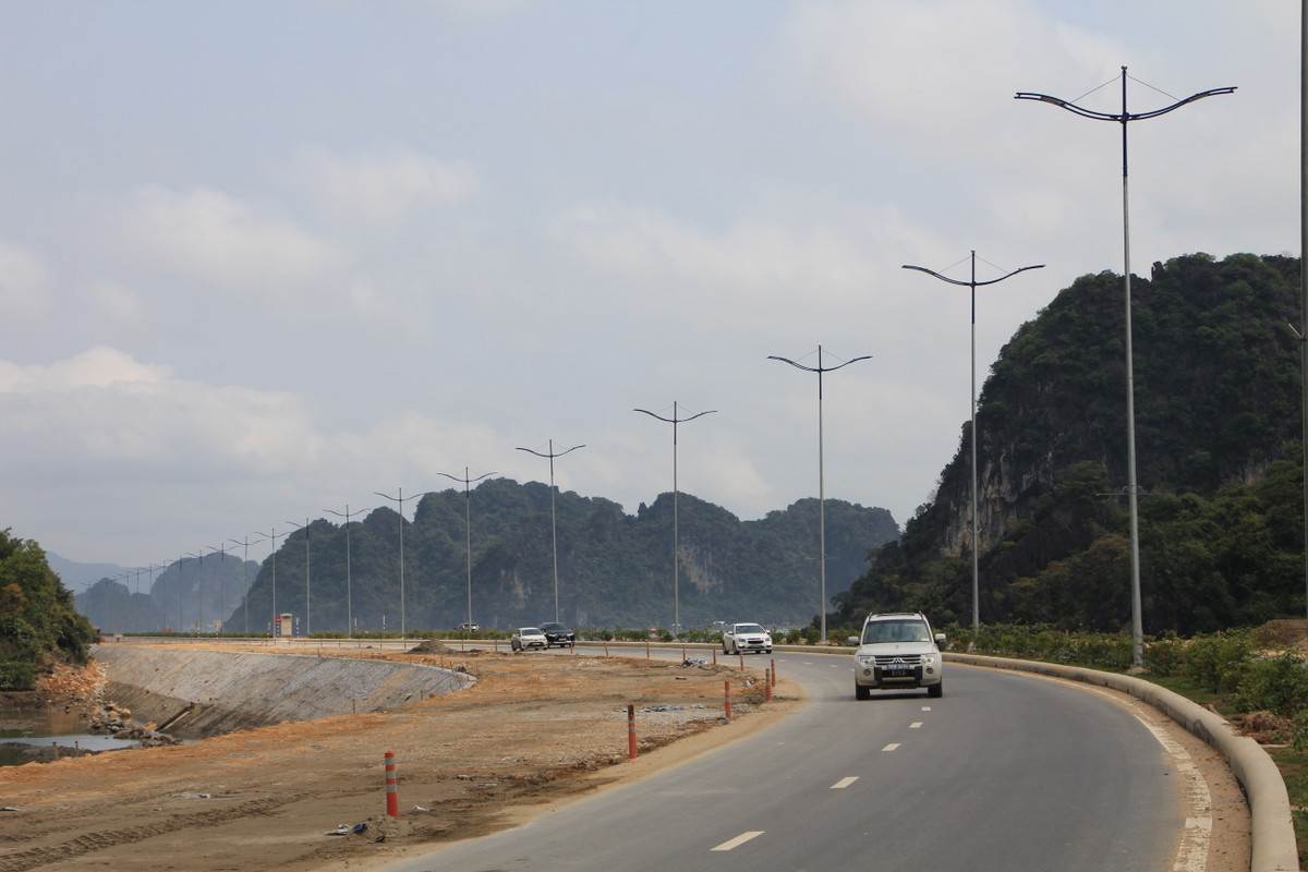 Nguoi dan lo ngai tuyen duong Ha Long - Cam Pha tiem an nhieu nguy co tai nan-Hinh-2