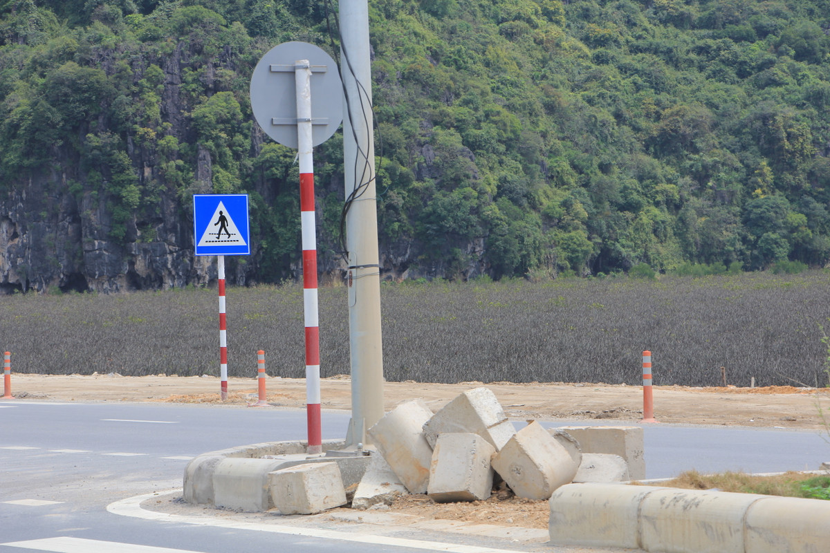 Tình trạng ngổn ngang vẫn tồn tại ở nhiều hạng mục của công trình gần 2.300 tỷ của Quảng Ninh.