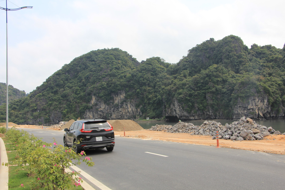 Một số tài xế trên địa bàn TP Hạ Long phản ánh: "Khi đi trên đường nối Hạ Long - Cẩm Phả luôn có cảm giác sợ mất lái lao xuống biển vì góc cua nằm sát biển nhưng không được rào chắn; Vật liệu xây dựng vẫn chất đống và rải rác, không được che phủ. Đặc biệt vào buổi tối, tuyến đường tối mịt, khó quan sát.