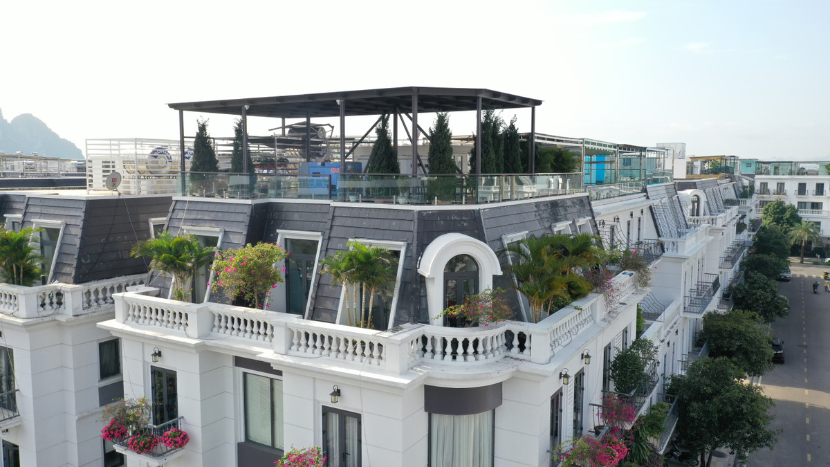 Trên nóc các căn nhà biệt thự được cơi mái che, công trình phụ và trồng cây.