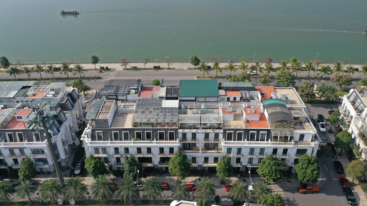 Khu đô thị bị mất mỹ quan do các chủ nhà tự ý cơi nới, mỗi nhà mỗi kiểu.