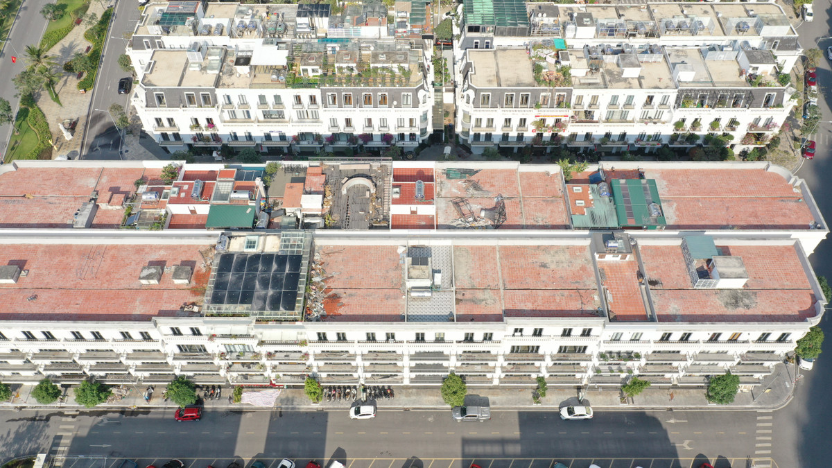 Rất nhiều chủ nhà, nhất là các nhà mặt phố, nhà liền kề đã tự ý thay đổi kết cấu, tự do cơi nới, nâng tầng, khiến khu đô thị ngày càng xộc xệch, nhếch nhác.