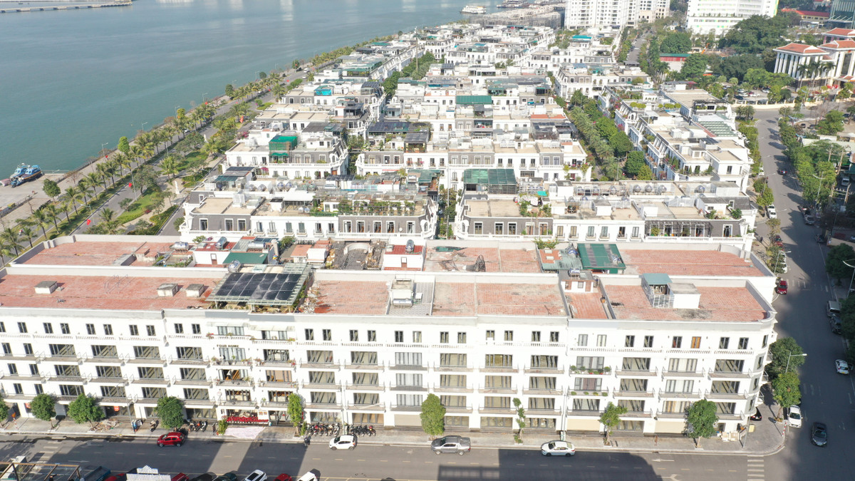 Ghi nhận của PV Báo Tri thức và Cuộc sống, hàng chục căn biệt thự, nhà ở liền kề tại khu đô thị Bến Đoan, phường Hồng Gai, TP Hạ Long (tỉnh Quảng Ninh) đang bị “biến dạng” về mặt kiến trúc do các chủ các biệt thự, nhà liền kề này tự ý cơi nới, nâng tầng trái phép. Mặc dù sai phạm đã xảy ra từ nhiều năm qua nhưng những sai phạm về quy hoạch ở khu đô thị này vẫn không bị xử lý.