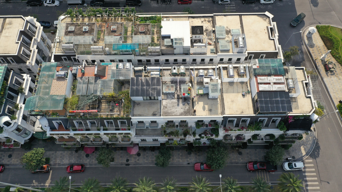 Do tự ý và tùy ý làm nên mỗi nhà làm một kiểu khiến mái nhà theo quy hoạch chung bị nhô lên, thụt ra, thụt vào.