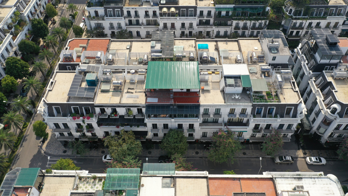 Nhiều nhà đã được cơi nơi, nâng tầng. Hầu như dãy nhà nào trong khu đô thị cũng được nâng thêm ít nhất một tầng hoặc thêm phòng ở, nhà kho...