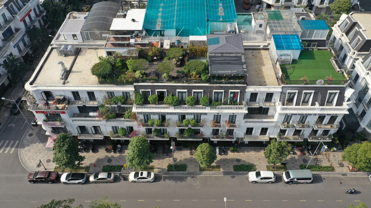 Thậm chí, còn được chủ nhà thiết kế, xây dựng hồ cá, vườn cây cảnh và chuồng cọp.