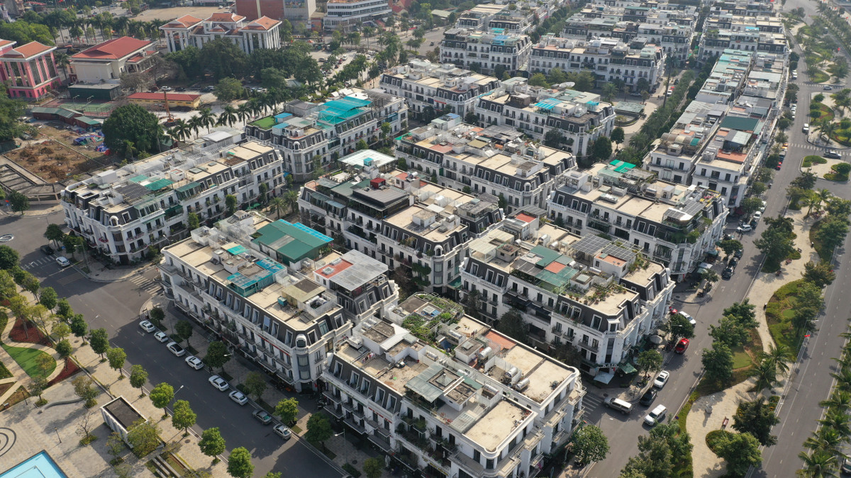 Việc chủ nhà tự thay đổi kết cấu, kiến trúc của công trình đã làm ảnh hưởng đến khu đô thị và vi phạm quy định xây dựng nhưng tình trạng này chưa bị UBND phường Hồng Gai và UBND TP Hạ Long xử lý, yêu cầu tháo dỡ, trả lại nguyên trạng ban đầu.