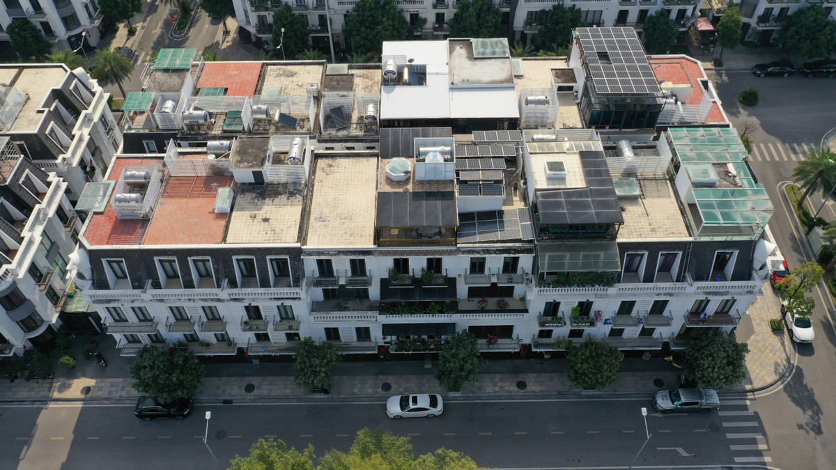 Các hộ dân tự lắp hệ thống năng lượng điện mặt trời trên nóc nhà vừa phá vỡ quy hoạch vừa gây tiềm ẩn nguy cơ mất an toàn cháy nổ.