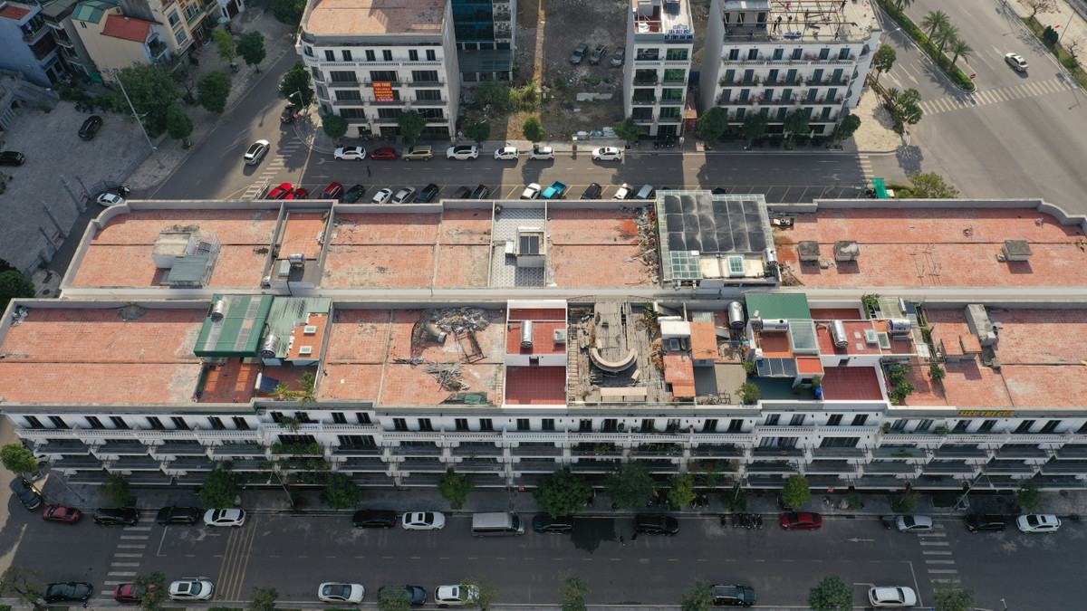 Phía mặt tiền các ngôi nhà về cơ bản tuân thủ theo kiến trúc ban đầu, nhưng phía trên nóc nhà đã bị “biến dạng” bằng các công trình cơi nới.