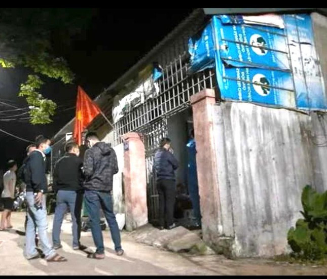  Vợ giết chồng ở Quảng Trị nghi bị tâm thần: Do mâu thuẫn vợ chồng, bà Nguyễn Thị Xuân T (SN 1969), có dấu hiệu bị tâm thần dùng dao đâm vào lồng ngực chồng là ông Nguyễn Đạo L (SN 1969), khiến ông này tử vong. Công an Quảng Trị đang điều tra, làm rõ vụ án mạng.