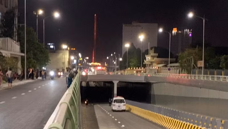  Người đàn ông rơi xuống hầm cầu Trần Thị Lý tử vong: Ông T.P.M (thợ xây, 50 tuổi) khi điều khiển xe máy qua đường nhánh công trình nút giao thông cầu Trần Thị Lý thì bất ngờ đâm vào lan can rồi rơi xuống hầm cầu tử vong