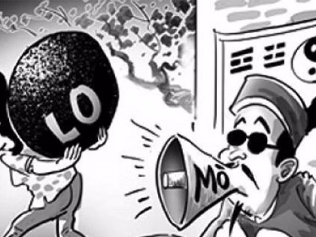  Con nhang, đệ tử sập bẫy thầy phong thuỷ: Thấy thầy phong thủy tên “Nguyễn Thành” mà mình quen qua Zalo, nói đang làm nhóm trưởng cho một sàn đầu tư tài chính uy tín, chị T liền tham gia cùng. Sau lần đầu tham gia, thấy rút được lãi nhiều, chị T đầu tư hơn 200 triệu đồng để “chơi lớn”. Tuy nhiên, gần đây khi đặt lệnh rút tiền lãi không được, chị T gọi cho thầy Thành thì mất liên lạc. Công an Vĩnh Phúc đang xác minh, làm rõ vụ việc.