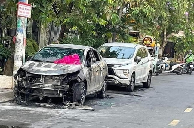  Ba xe ô tô bị đốt cháy trong đêm ở TPHCM: Rạng sáng 12/3, một người đàn ông chạy xe máy qua khu vực đậu ô tô trên đường số 40, phường Tân Phong, quận 7 (TP HCM), rồi tiến đến làm gì đó dưới gần 2 chiếc ô tô. Sau đó, người dân xung quanh nghe tiếng nổ lớn và thấy 2 chiếc ô tô vừa nêu bốc cháy dữ dội. Cùng thời điểm, 1 chiếc ô tô cách đó 300m cũng bị cháy rụi. Công an quận 7 đang khám nghiệm hiện trường, trích xuất hình ảnh camera an ninh trong khu vực điều tra vụ việc.