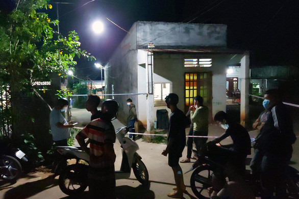  Truy bắt nghi can giết người vì bị nhắc nhở ăn nhậu gây ồn ào: Thấy nhóm S.Q.N (19 tuổi), N.T.H (25 tuổi) ăn nhậu trước nhà gây ồn ào, bà N.Th.H ra nhắc nhở thì bị nhóm này chửi bới rồi đe dọa. Bất lực, bà H gọi con trai tên C.K.T (26 tuổi) xử lý. Anh T sau đó xảy ra mâu thuẫn với nhóm thanh niên, rồi dùng nón bảo hiểm đánh vào đầu H. Thấy vậy N dùng dao đâm sau lưng anh T, khiến nạn nhân gục ngã tại chỗ, rồi tử vong. Công an TP Đồng Xoài (Bình Phước) đang khẩn trương truy bắt N và H để phục vụ công tác điều tra.