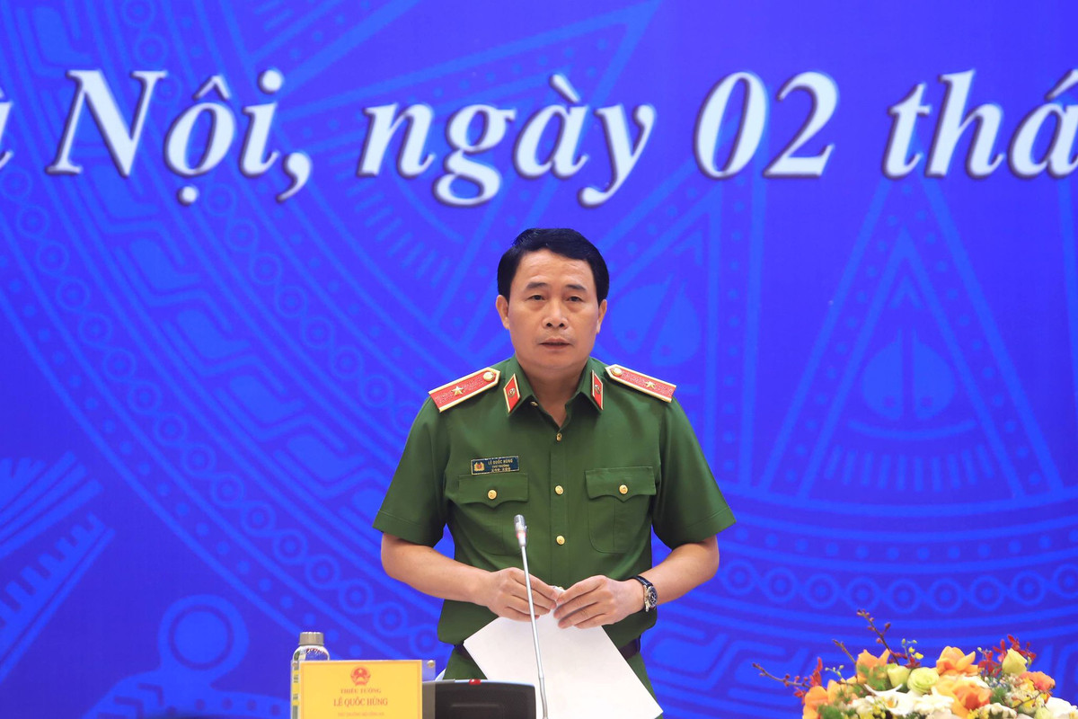 Trung tướng Lê Quốc Hùng sinh ngày 20/8/1966, quê ở xã Phong Hiền, huyện Phong Điền, tỉnh Thừa Thiên - Huế. Ông tốt nghiệp Trường Đại học Cảnh sát nhân dân, cao cấp Lý luận chính trị.