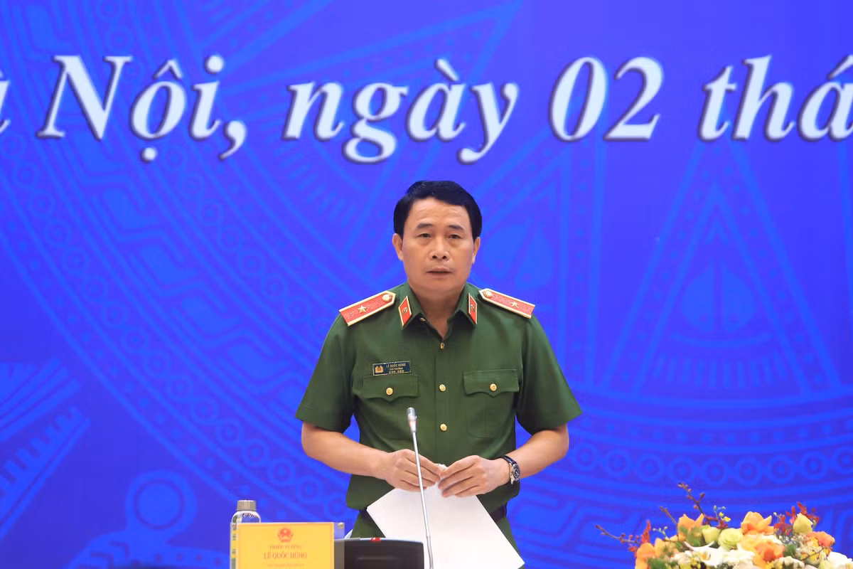 Trung tướng Lê Quốc Hùng sinh ngày 20/8/1966, quê ở xã Phong Hiền, huyện Phong Điền, tỉnh Thừa Thiên - Huế. Ông tốt nghiệp Trường Đại học Cảnh sát nhân dân, cao cấp Lý luận chính trị.
