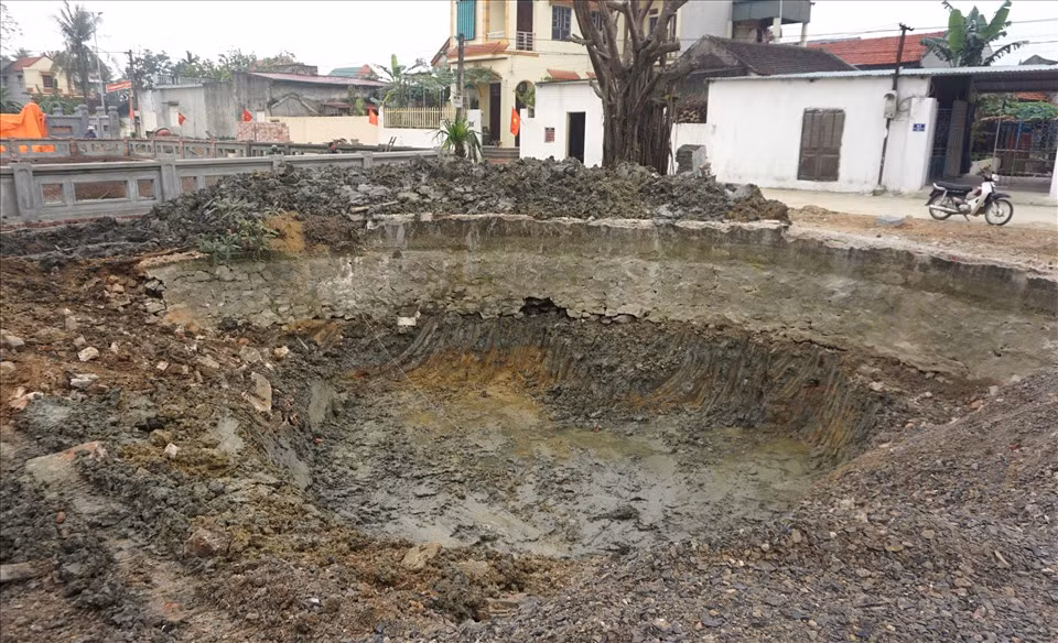 Ngày 20/3, Văn phòng UBND tỉnh Thanh Hóa cho biết, Phó Chủ tịch UBND tỉnh Thanh Hóa Đầu Thanh Tùng đã có ý kiến chỉ đạo ngành chức năng làm rõ vụ việc phá bỏ giếng cổ tại Dự án tu bổ, tôn tạo di tích lịch sử cấp quốc gia đền thờ nhà sử học Lê Văn Hưu.