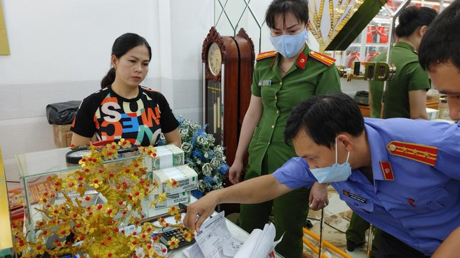  Một tiệm vàng ở An Giang trốn thuế hơn 10.000 tỉ đồng: Liên quan đến vụ án buôn lậu vàng qua biên giới, mới đây, Công an tỉnh An Giang cho biết, quá trình điều tra mở rộng vụ án, đơn vị đã trưng cầu giám định về thuế, đồng thời xác định Doanh nghiệp tư nhân tiệm vàng Phước Nguyên Long Xuyên do Nguyễn Thanh Bình (57 tuổi) làm đại diện theo pháp luật đã không xuất hóa đơn và không kê khai nộp thuế số tiền trên 10 ngàn tỉ đồng. Do đó, Cơ quan Cảnh sát điều tra Công an tỉnh An Giang đã ra quyết định khởi tố bổ sung vụ án. 