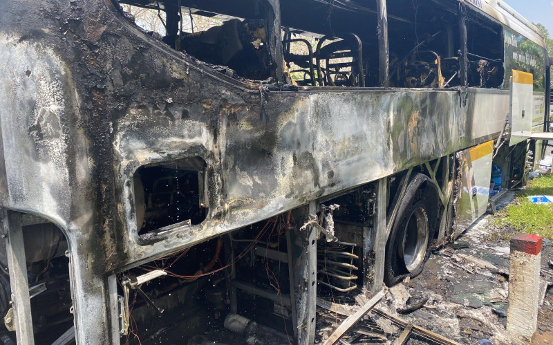  19 người đi đám cưới thoát nạn khi xe khách bốc cháy: Xe ô tô khách 47 chỗ đã bất ngờ bốc cháy trên Quốc lộ 20 hướng từ tỉnh Đồng Nai đi TP Bảo Lộc, tỉnh Lâm Đồng. Lúc này, trên xe có nhiều người thân đang đi đám cưới. May mắn là 19 người trên xe đều thoát nạn trong gang tấc.