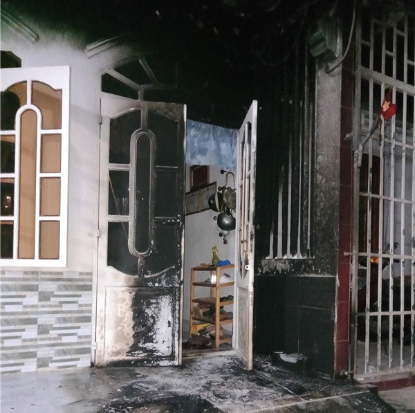  Đổ xăng đốt nhà bạn gái vì bị cấm yêu: Công an phường 7, TP Vũng Tàu đang điều tra vụ đốt nhà khi nhận tin báo về việc gia đình ông T.Q.V. (55 tuổi, trú tại đường Lê Hồng Phong, phường 7) đang ngủ thì bị một người đến đổ xăng, châm lửa đốt rồi bỏ chạy. Qua xác minh, Công an xác định đối tượng từng có mối quan hệ tình cảm đối với chị T.T.B. (con gái ông V.) nhưng bị gia đình chị B. ngăn cản, cấm đoán. Bảo từng nhiều lần đến quậy phá nhà ông V. Nam thanh niên này đã từng bị khởi tố về tội “Cố ý gây thương tích”.