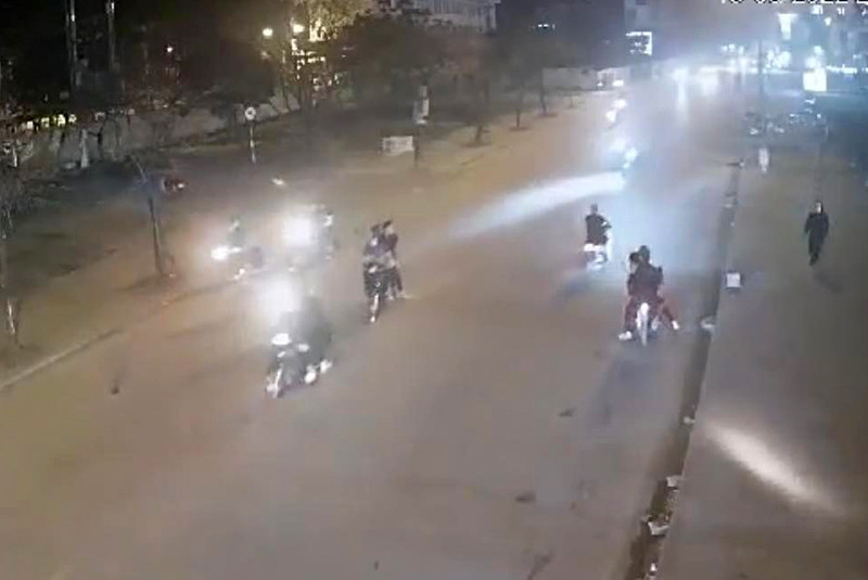  Ngăn chặn hàng chục thanh thiếu niên hỗn chiến trong đêm: 2 nhóm thanh thiếu niên đi xe máy chạy trên khu vực đường Tố Hữu, Lê Văn Lương, quận Hà Đông (Hà Nội) cầm theo nhiều hung khí chủ yếu là giáo dài tự chế lao vào ẩu đả, đã có 1 đối tượng nằm gục trên vũng máu. Công an quận Hà Đông đã nhanh chóng triển khai lực lượng quây bắt các đối tượng, tước hung khí, giải tán đám đông. Hiện 15 đối tượng (kể cả đối tượng bị thương) bị bắt và đang truy bắt các đối tượng còn lại. 