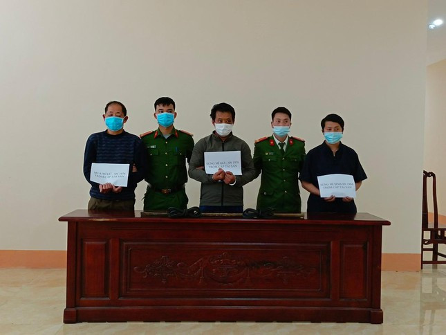  Thủ quỹ UBND xã ở Hà Giang câu kết với 2 cán bộ đập két sắt trộm 565 triệu đi đánh bạc: Cần tiền đánh bạc và chi tiêu cá nhân, Mua Mí Lử rủ thêm hai cán bộ đột nhập phòng làm việc của mình tại trụ sở UBND xã Cán Chu Phìn, rồi khiêng két sắt ra ngoài đập phá, lấy đi 565 triệu đồng chia nhau. Sau khi gây án, Lử chủ động thông báo cơ quan chức năng vào cuộc điều tra.