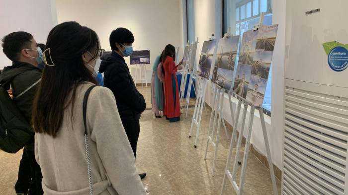 Ngày 1/3, tại nhà triển lãm số 93 Đinh Tiên Hoàng (quận Hoàn Kiếm), Ban QLDA Đầu tư xây dựng công trình giao thông thành phố Hà Nội đã khai mạc triển lãm để tham vấn ý kiến cộng đồng về kết quả thi tuyển và tuyển chọn phương án kiến trúc cầu Trần Hưng Đạo.