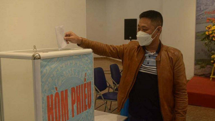 Người dân sau khi tham quan sẽ bình chọn phương án bằng phiếu kín để tham vấn cho ban tổ chức.