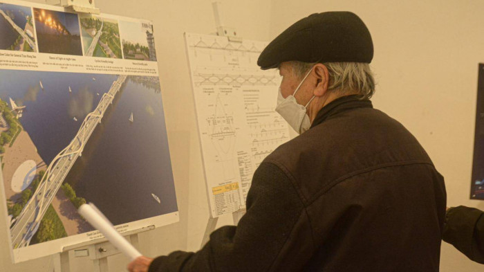 Ngay trong buổi sáng khai mạc, đã có khá đông các nhà chuyên môn trong và ngoài nước cũng như người dân Thủ đô đến tham quan và cho ý kiến đóng góp đối với các phương án kiến trúc.