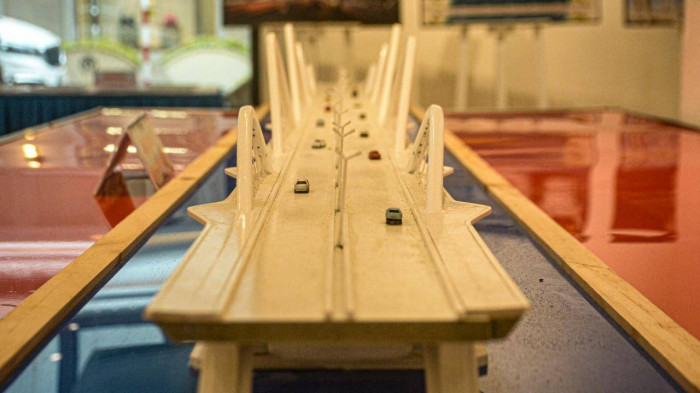 Mỗi phương án được trưng bày đều có những điểm nhấn kiến trúc ấn tượng. Người dân mong muốn thông qua các ý kiến tham vấn, các cơ quan chức năng của thành phố lựa chọn được phương án phù hợp để sau này vừa có một cây cầu đẹp, xứng với tầm vóc và vị thế Thủ đô song phải thuận tiện đi lại.