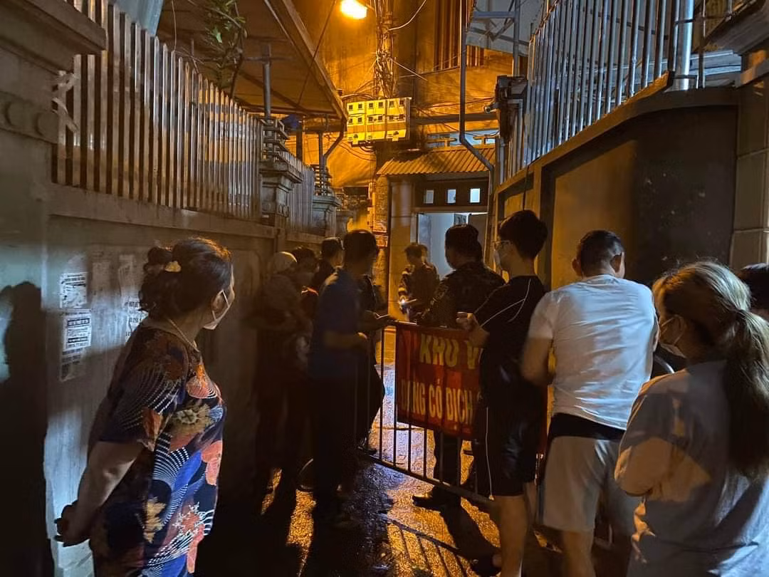 Qua nắm tình hình có người mắc kẹt trong đám cháy, Trung tâm Thông tin Chỉ huy Công an Thành phố đã điều động tổng cộng 7 xe chữa cháy, xe cứu nạn cứu hộ, xe chỉ huy cùng hơn 30 CBCS thuộc Phòng PC07 và Công an quận Nam Từ Liêm xuống hiện trường cứu nạn và tổ chức chữa cháy.