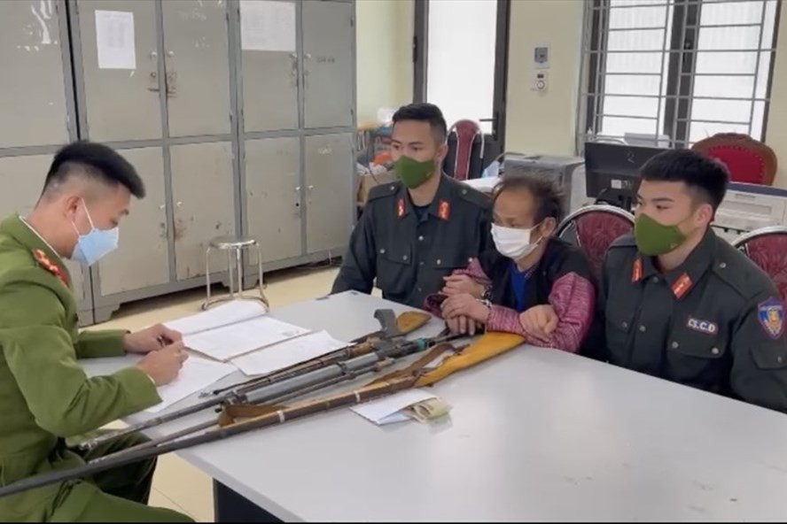 Bat doi tuong truy na dac biet nguy hiem, thu nhieu sung tu che