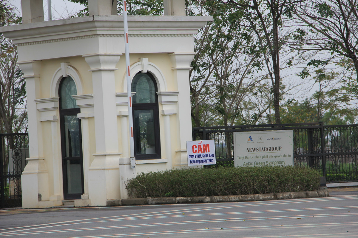 Theo kiểm đếm của PV, tại các vị trí cổng dẫn vào dự án khu đô thị An Lạc Green Symphony đều có biển cấm quay phim, chụp ảnh (8 biển cấm) và nhân viên bảo vệ chốt chặn, giám sát người ra vào.