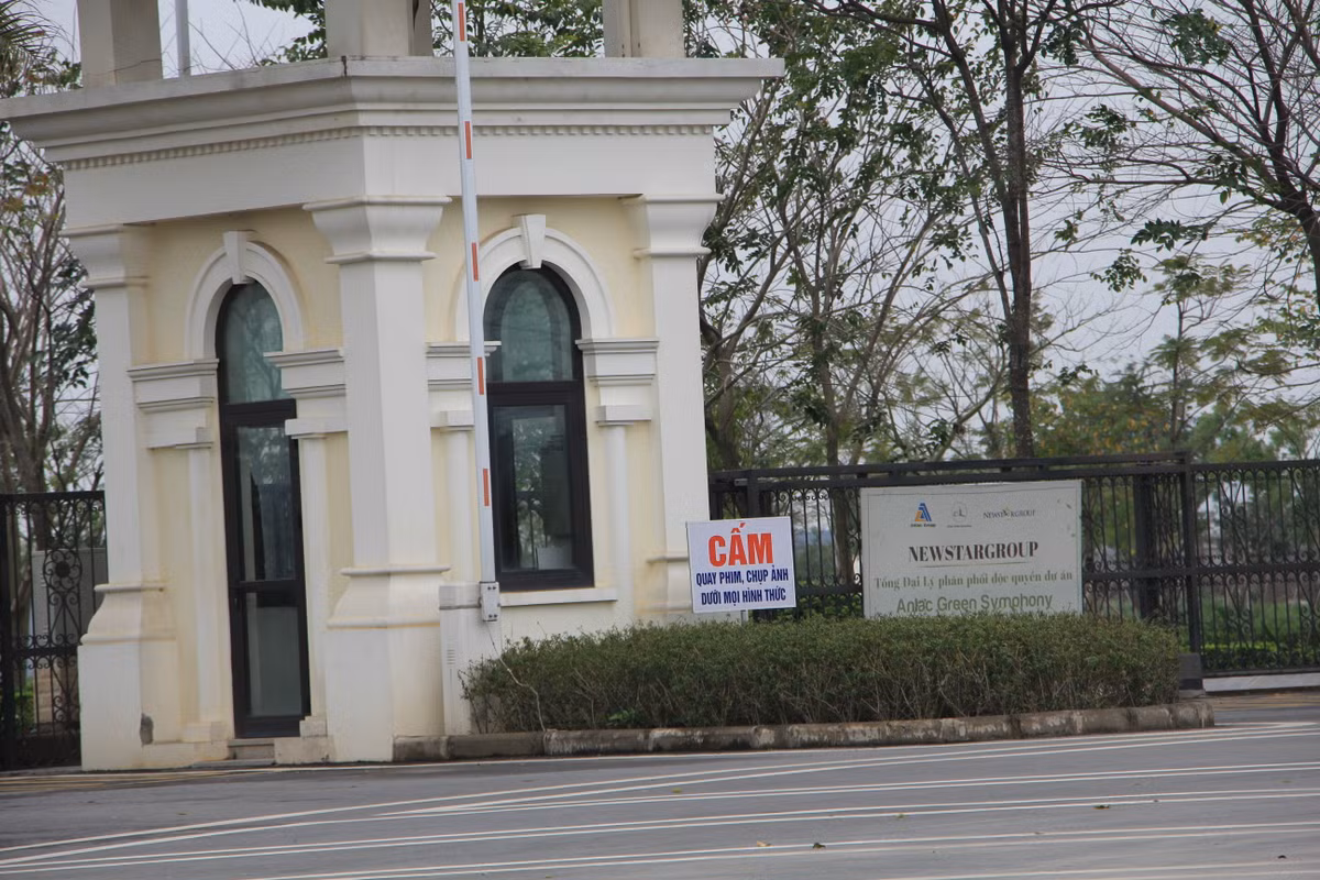 Theo kiểm đếm của PV, tại các vị trí cổng dẫn vào dự án khu đô thị An Lạc Green Symphony đều có biển cấm quay phim, chụp ảnh (8 biển cấm) và nhân viên bảo vệ chốt chặn, giám sát người ra vào.