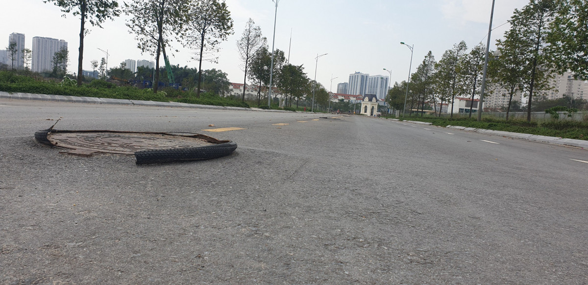 Ngoài ra, dự án này còn dính đến lùm xùm xây dựng không phép. Theo đó, đầu năm 2021, dù chưa được cơ quan chức năng cấp phép xây dựng nhưng Công ty CP Tập đoàn Đầu tư An Lạc đã cho thi công rầm rộ phần hầm tòa nhà chung cư C1-CT và bị UBND huyện Hoài Đức xử phạt 40 triệu đồng.