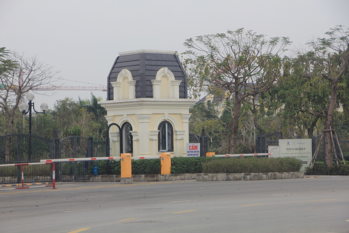 Tuy nhiên, trong khi dự án phải hoàn thiện hồ sơ điều chỉnh quyết định giao đất, xác định lại nghĩa vụ tài chính, bổ sung mốc giới sau khi điều chỉnh quy hoạch, điều chỉnh chủ trương nhưng chủ đầu tư đã rầm rộ rao bán và bàn giao biệt thự, nhà liền kề cho khách.