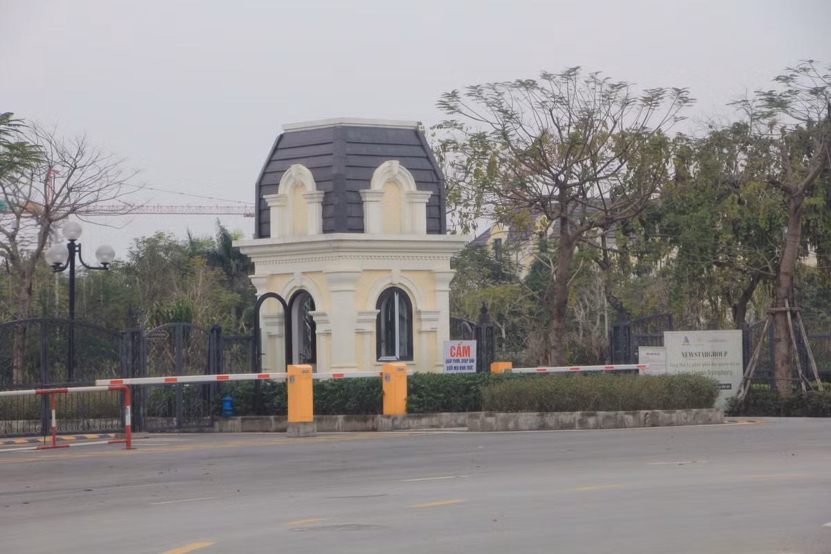 Tuy nhiên, trong khi dự án phải hoàn thiện hồ sơ điều chỉnh quyết định giao đất, xác định lại nghĩa vụ tài chính, bổ sung mốc giới sau khi điều chỉnh quy hoạch, điều chỉnh chủ trương nhưng chủ đầu tư đã rầm rộ rao bán và bàn giao biệt thự, nhà liền kề cho khách.