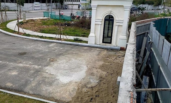 Tuy nhiên, ghi nhận của PV Báo Tri thức và Cuộc sống, tính đến ngày 7/3, bức tường kiên cố của dự án khu đô thị An Lạc Green Symphony vẫn chưa được xử lý dứt điểm, vẫn còn cố định ở một vài vị trí và vẫn còn tấm tôn chắn khiến người dân bức xúc.