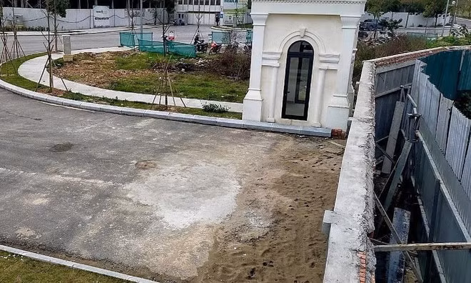 Tuy nhiên, ghi nhận của PV Báo Tri thức và Cuộc sống, tính đến ngày 7/3, bức tường kiên cố của dự án khu đô thị An Lạc Green Symphony vẫn chưa được xử lý dứt điểm, vẫn còn cố định ở một vài vị trí và vẫn còn tấm tôn chắn khiến người dân bức xúc.