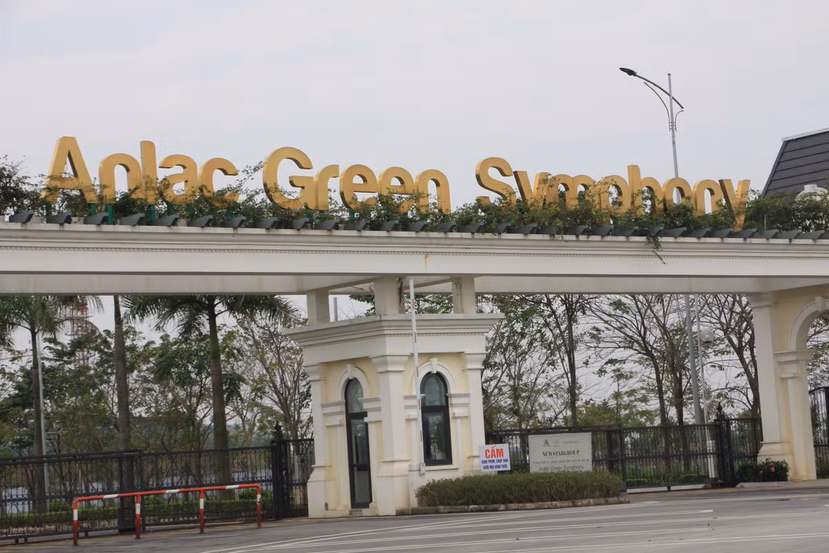 Mới đây, Công ty CP Tập đoàn An Lạc chủ đầu tư dự án khu đô thị An Lạc Green Symphony đã đổ hàng chục mét tường bê tông kiên cố chặn đường đi tại xã Vân Canh, huyện Hoài Đức, Hà Nội) khiến người dân bức xúc và tập trung phản đối.