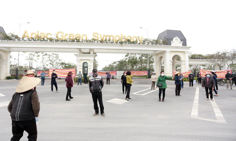 Sau vụ việc, Chủ tịch UBND huyện Hoài Đức Nguyễn Hoàng Trường đã trực tiếp có mặt tại hiện trường để kiểm tra, xử lý. Theo ông Trường, đằng sau lớp tôn được dựng sẵn trước đó, Công ty An Lạc đổ móng bê tông và dựng lên các tấm vật liệu để làm rào chắn. Việc làm này là không đúng quy định. Quan điểm của huyện Hoài Đức là yêu cầu chủ đầu tư tự phá dỡ bức rào chắn này. Nếu không hợp tác, cơ quan chức năng sẽ lập biên bản vi phạm hành chính và cưỡng chế tháo dỡ theo quy định.