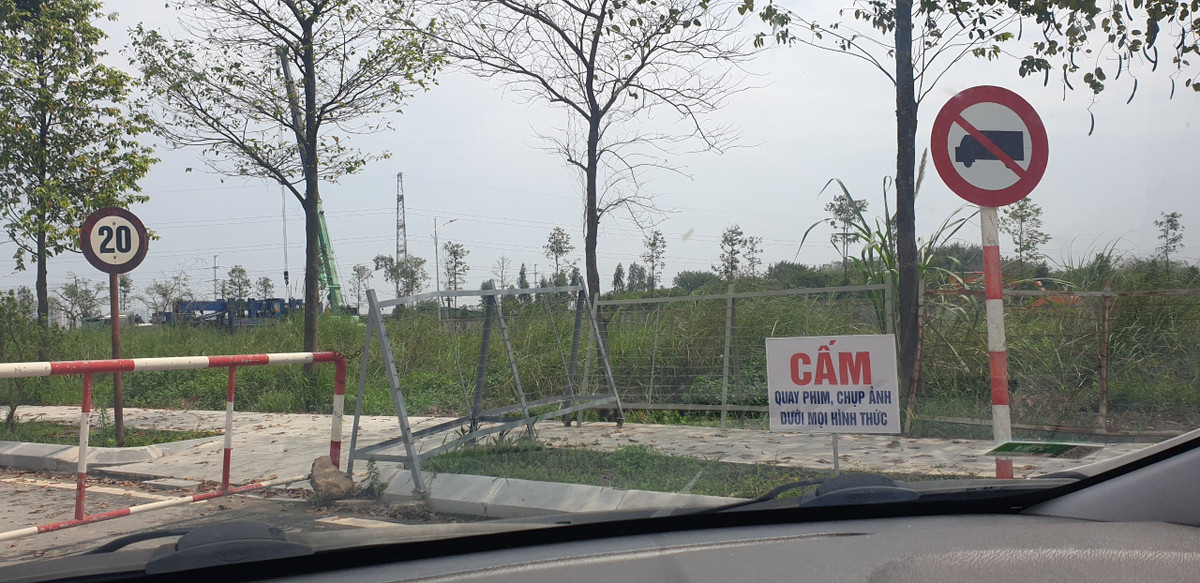 Thời điểm này, bên trong dự án khu đô thị An Lạc Green Symphony đã được chủ đầu tư giăng các biển báo "cấm quay phim, chụp ảnh dưới mọi hình thức" hòng ngăn chặn, hạn chế sự tiếp cận thông tin, hình ảnh dự án của người dân, khách hàng và cơ quan chức năng. Có thể chủ đầu tư muốn "bưng bít" những hạ tầng xây dựng không phép, vi phạm quy định pháp luật?.