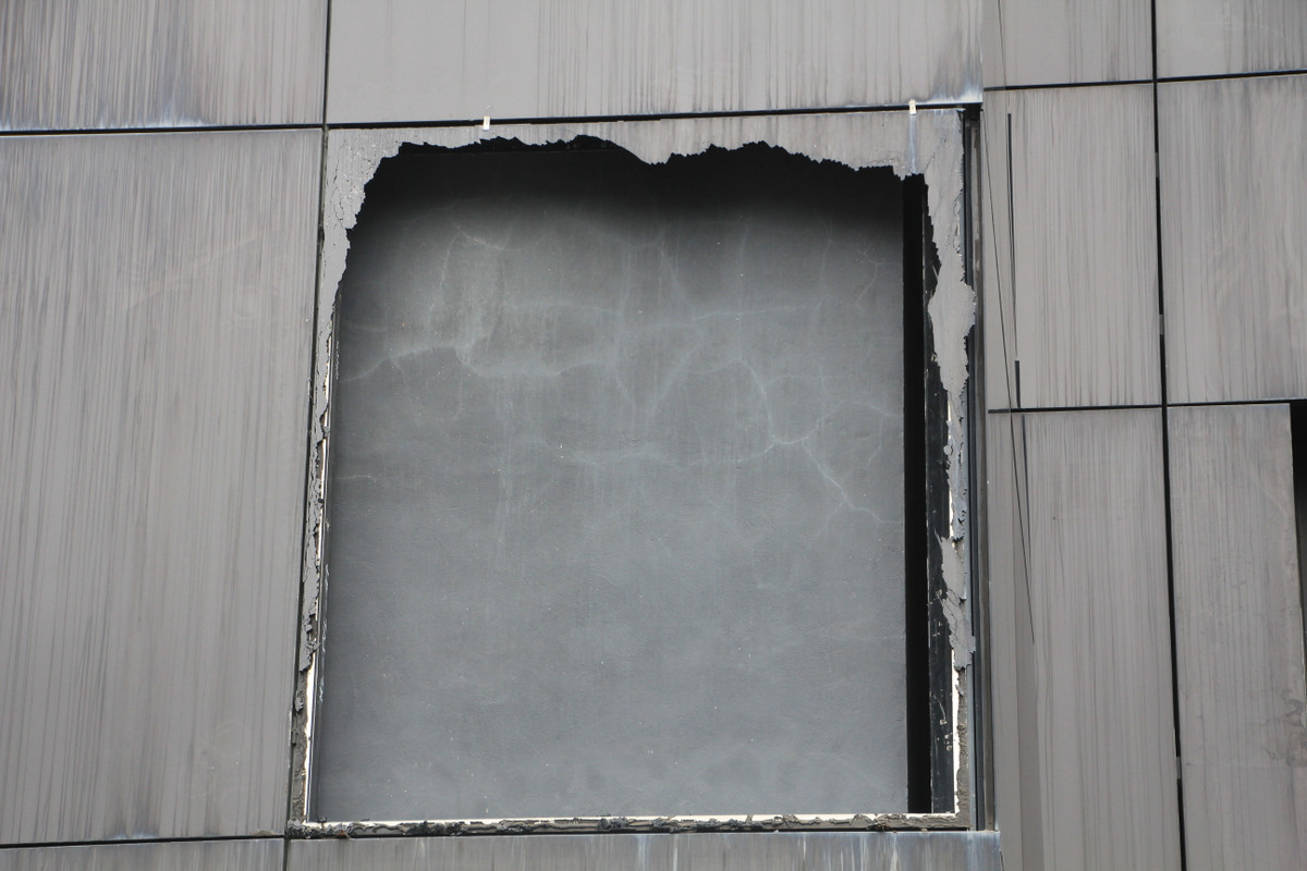 Tìm hiểu của PV Báo Tri thức và Cuộc sống, cụm công trình Bảo tàng – Thư viện tỉnh Quảng Ninh do Sở Văn hóa và Thể thao Quảng Ninh làm chủ đầu tư, được hoàn thành vào năm 2013, với mức đầu tư trên 900 tỷ đổng, có diện tích 6.500m2 và được kỳ vọng sẽ trở thành điểm du lịch văn hóa nổi tiếng, thu hút khách du lịch trong và ngoài nước.