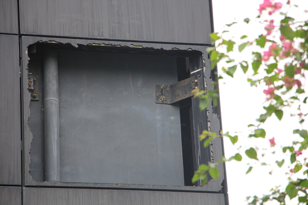 Hệ thống ống nước, điện bị lộ thiên khi các tấm kính bị vỡ.