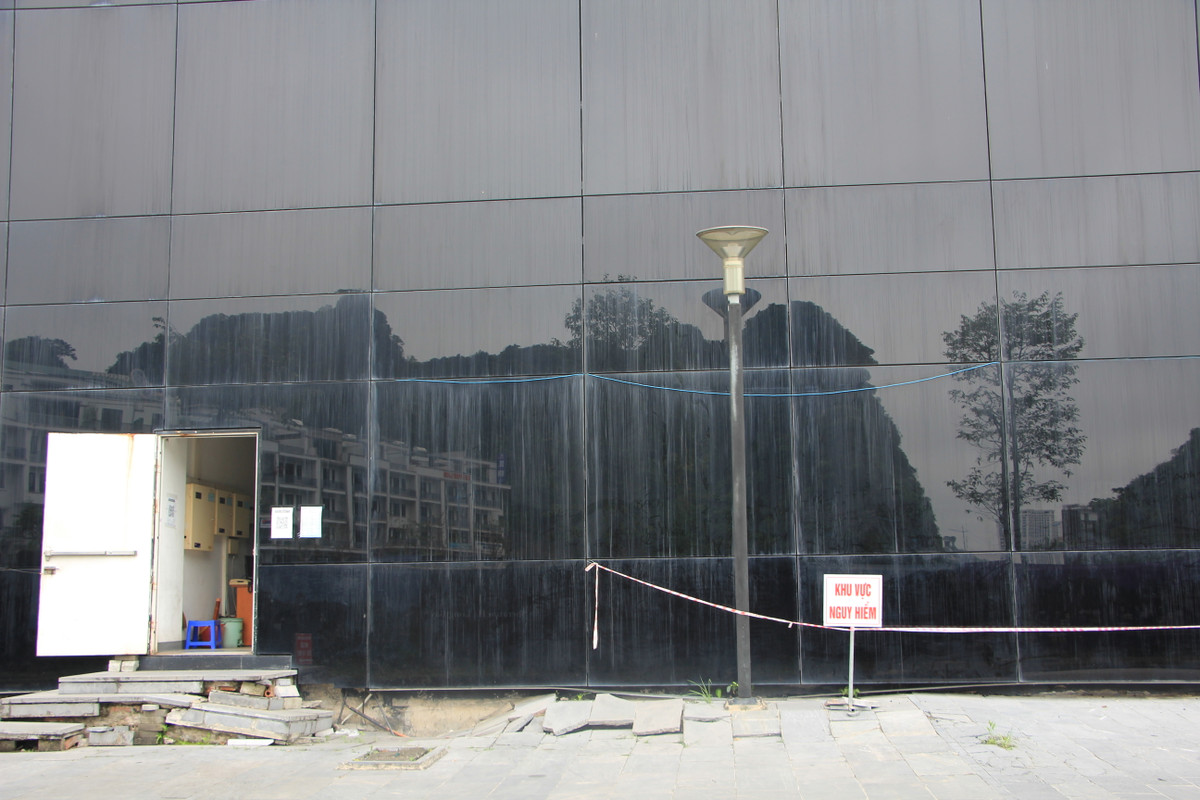 Tuy nhiên, từ năm 2017, hàng loạt tấm kính bao quanh công trình đồ sộ bề thế này bắt đầu bị vỡ vụn. Đến nay, nền móng của công trình cũng bị ảnh hưởng khi xuất hiện một số điểm sụt lún nhưng không được sửa chữa.